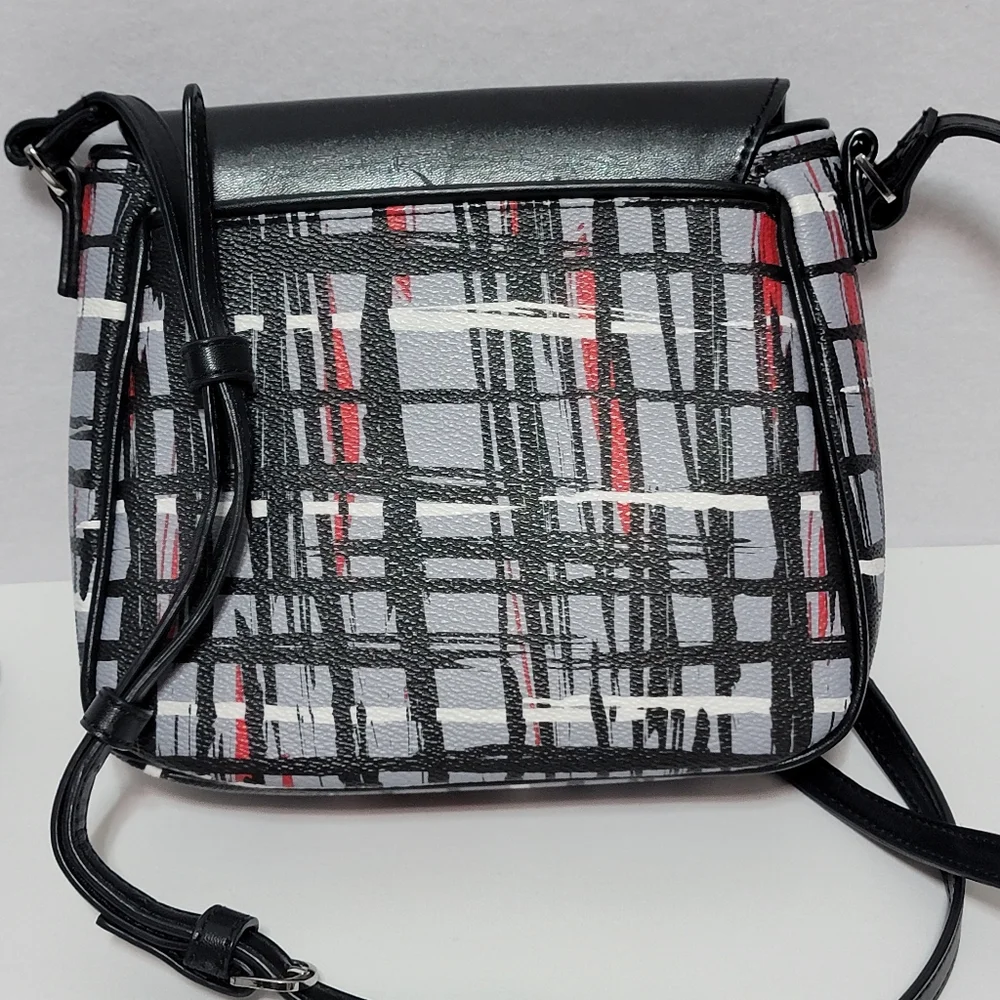 Vera‎ Bradley Stylish Black and Red Crossbody Bag P195